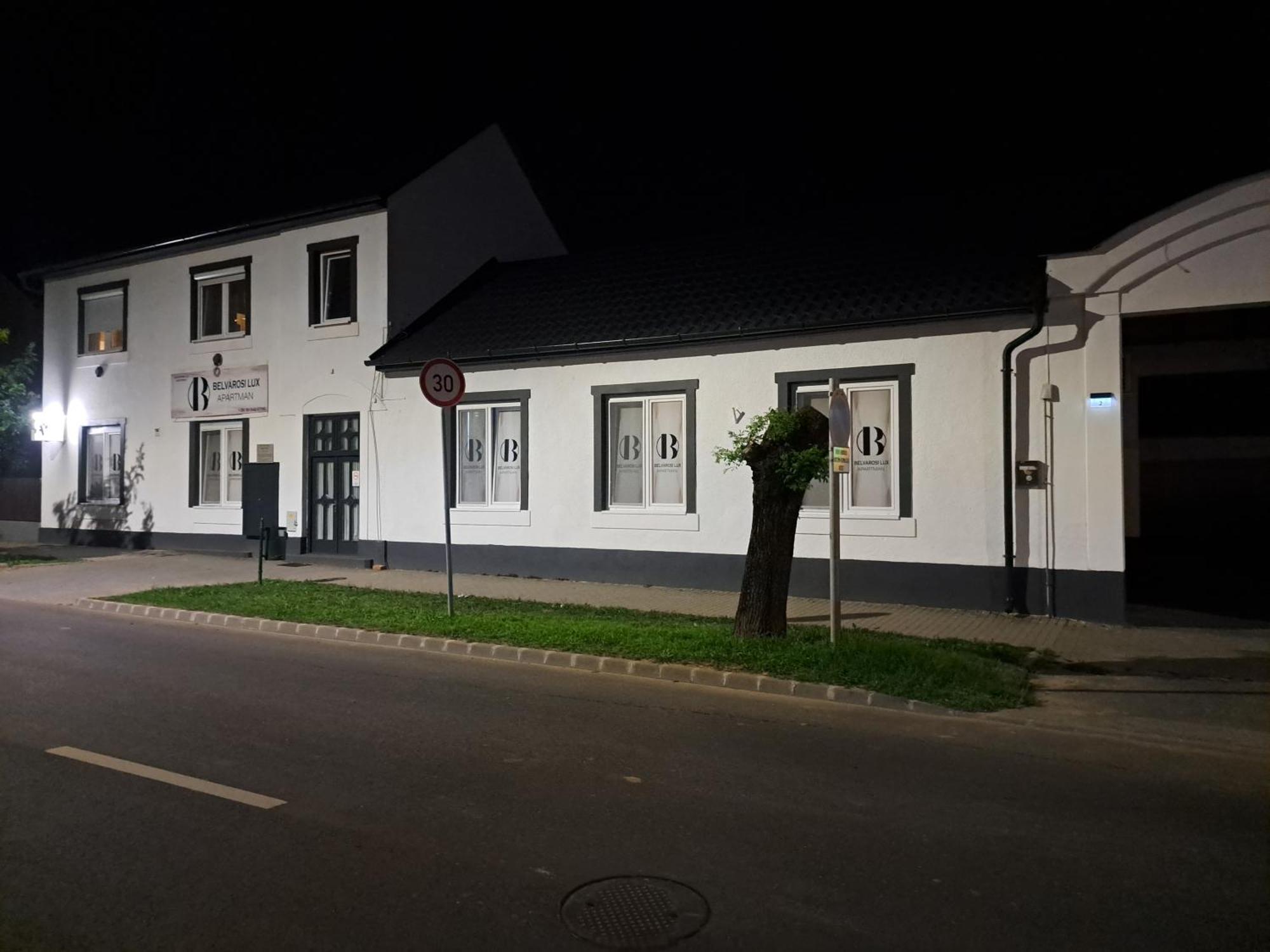 Belvarosi Lux Apartman Vasarosnameny Bagian luar foto
