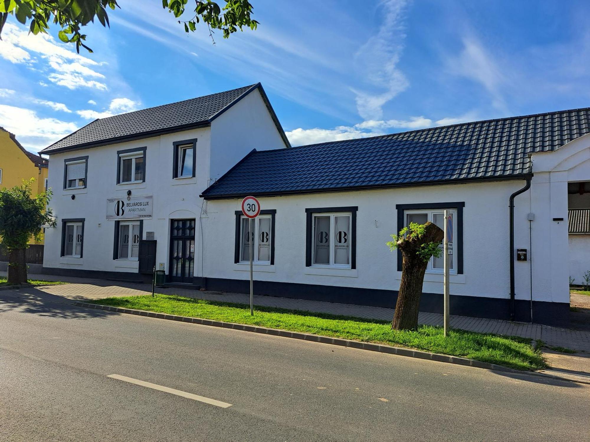 Belvarosi Lux Apartman Vasarosnameny Bagian luar foto